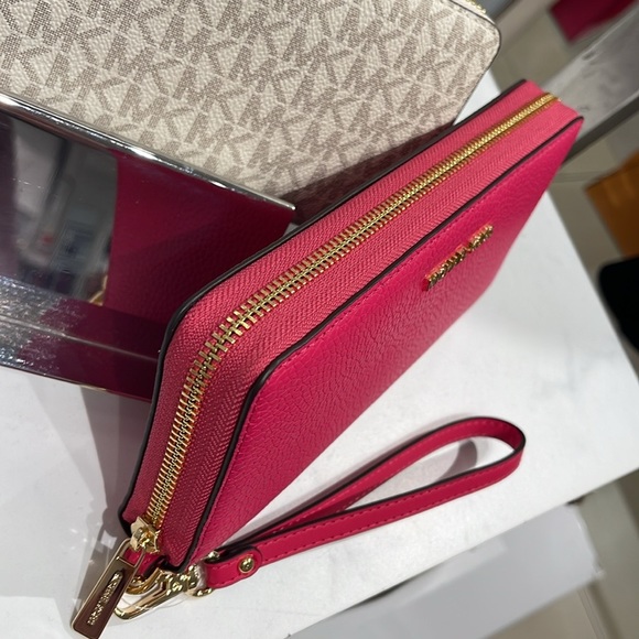 MICHAEL KORS
Leather Continental Wristlet Phone Case Wallet 
Electric Pink 
NWT - Picture 3 of 16